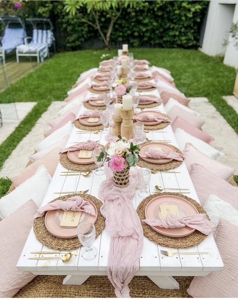 Picnic Moodboard, Picnic Table Party, Picnic Party Decorations, Pink Table Settings, Diy Picnic, Birthday 20, Outdoor Brunch, Sweet Sixteen Birthday Party Ideas, Backyard Birthday Parties