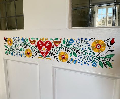 Folk Art Wall Decor, Door Frame Painting Ideas Creative, Folk Art Decor Living Rooms, Folk Art Wall Painting, Folk Art Painted Cabinet, Folk Wall Painting, Folk Art Painted Door, Folk Art Bedroom, Floral Painted Door