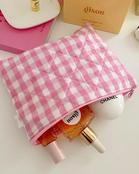 purse pouches 🍏🌸🧸 Gingham Interior, Small Makeup Pouch, Quilted Purse, Kindle Sleeve, Shampoo Bottles, Handmade Purse, Flat Pouch, Handmade Cosmetics, Mini Pouch