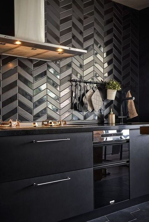 a very eye catchy herringbone tile backsplash in matte and shiny finishes is very bold Modern Kitchen Backsplash Ideas, Luxury Loft Apartment, Loft Apartment Decorating, Koti Diy, Interior Design Software, White Interior Design, Luxury Furniture Brands, Design Apartment, Luxury Loft