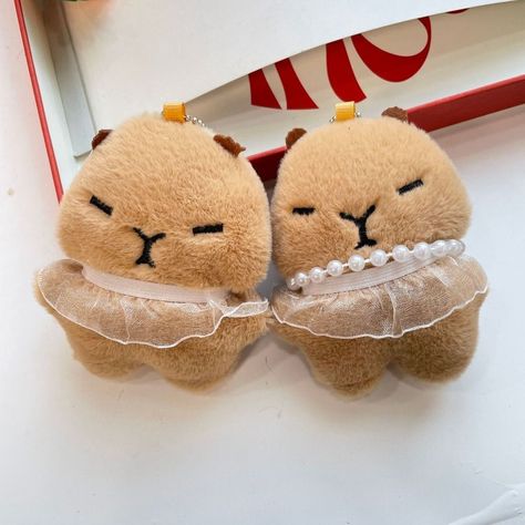 Size: 11cm/4.33in Style: Creative Material: Alloy, plush Package includes: 1 pc Capybara Plush Keychain Item:Capybara Plush Keychainn Please note: 1.The effect in the picture is for reference only, the actual size is subject to the data. 2.Please allow a deviation of 1 to 3 mm in size due to manual measurement, thanks. 3.Affected by light or equipment, the actual color may be slightly different from the picture.