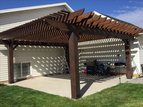 We built this pergola from scratch - DIY Pergola 24 ft x 22 ft pergola.  Posts: 10 ft x 10 inch x 10 inch Beams: 24 ft x 12 x 6 inch Rafters: 22 ft x 10 inch x 2 inch Lattice: 4 inch x 2 inch  Stain: Behr ultra premium transparent stain in Cordovan Brown. Pergola Decorations, Corner Pergola, Behr Ultra, Lovely Landscapes, Door Projects, Covered Patios, Pergola Ideas, Backyard Designs, Metal Pergola