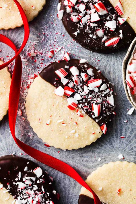 Peppermint Shortbread Cookies Peppermint Shortbread Cookies, Peppermint Shortbread, Christmas Cookies To Make, Cookies To Make, Christmas Shortbread, Delicious Christmas Cookies, Big Cookie, Peppermint Cookies, Chocolate Chip Cookie Dough