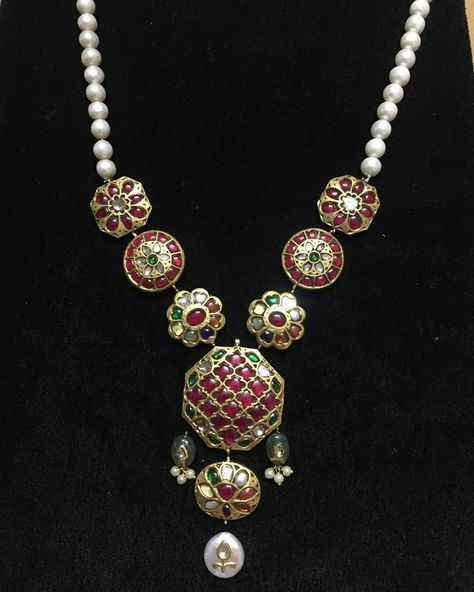 Traditional Jewelry Rajasthani, Thappa Jewellery, Rajasthani Jewelry, Statement Jewelry Outfit, Rajputi Jewellery, Indian Jewelry Earrings, Silver Jewellery Online, Antique Jewellery Designs, Crystal Bridal Earrings