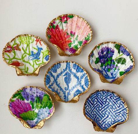 Beautiful handmade decoupaged scallop shells with Spring Patterns. Perfect for Mother's Day or every day! Oyster Decor, Painting Shells, Decoupage Shells, Seashell Christmas, Oyster Shell Crafts, Art Coquillage, Pearl Paint, Seashell Painting, Shell Crafts Diy