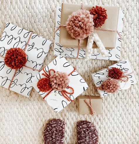 Christmas Wrapping With Yarn, Pom Pom Gift Wrap, Wrapping With Yarn, Bows For Presents, Christmas Pom Pom, Artsy Gift, Gifts Wrapping, Present Wrapping, Christmas Gift Basket