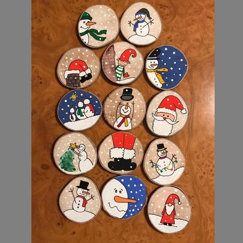 Christmas Hand Painted, Diy Crafts Christmas, Wooden Christmas Crafts, Rocks Painted, Painted Christmas Ornaments, Christmas Wood Crafts, Wood Christmas Ornaments, Wooden Christmas Ornaments, Christmas Ornaments Homemade