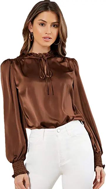 silk blouse and white high waist skinny jeans fashionable outfit Satin Bluse, Modest Tops, Lantern Sleeved Blouses, Women Tie, Classic Blouses, Urban Fashion Women, Top Shein, Satin Blouse, Satin Top