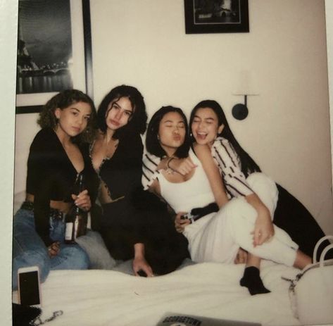 Squad Girls Aesthetic, 4lifers Aesthetic, Quartet Poses, 4 Group Of Friends, Friend Group Of 4, Foto Best Friend, Group Photo Poses, Cho Chang, Girl Sleepover