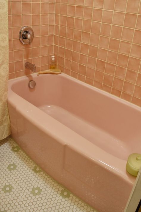 Green And Pink Bathroom, Miami Bathroom, Tub Bathroom Ideas, Pink Bathroom Vintage, Pink Tile Bathroom, Pink Bathtub, Retro Pink Bathroom, Pink Tub, Vintage Pink Bathroom