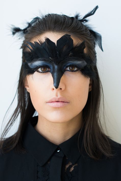 Crow Character Make up Womens Crow Costume, Bird Costume Makeup, Avant Garde Makeup Dark, Diy Crow Costume Women, Crow Queen Costume, Crow Makeup Raven Costume, Raven Halloween Makeup, Crow Costume Ideas, Raven Inspired Makeup