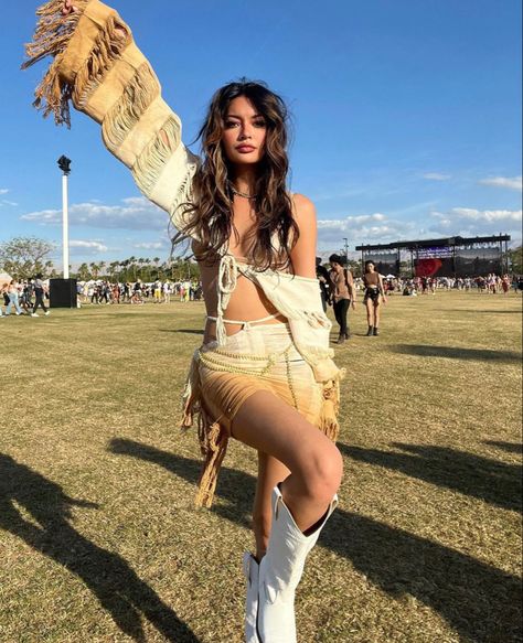 Hairstyle Short Women, Dresses For Festivals, Coachella Inspired Outfits, Top 10 Hairstyles, Coachella Outfit Ideas, Outfits Coachella, Cochella Outfits, Lollapalooza Outfit, Coachella 2024