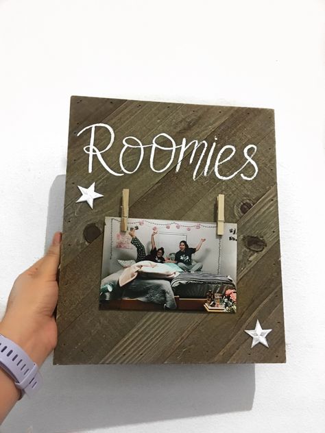 Roomie Gift Ideas, Roomate Ideas College Gifts, Birthday Gift For Roommate, Roommate Room Ideas, Dorm Roommate Ideas, Roommate Art Ideas, Dcp Roommate Gifts, Roommate Gift Ideas College, Gifts For Roommate