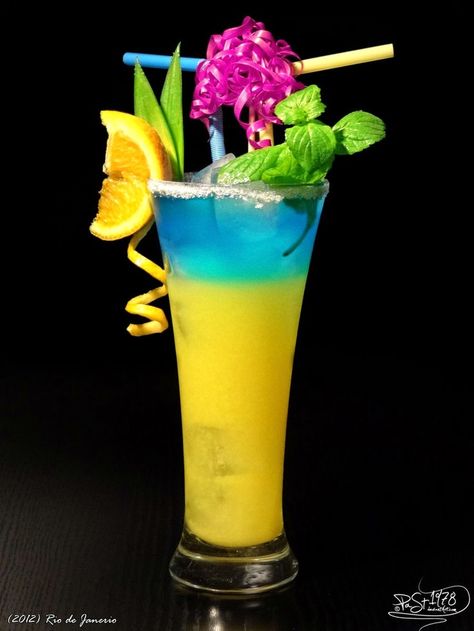 Vodka Curacao blue Orange juice Ice How simple. Fill glass with ice, pour vodka and orange juice Vodka And Orange Juice, Film Rio, Juice Ice, Pretty Drinks, Drinks Alcohol Recipes, Slushies, Adult Drinks, Party Drinks, Non Alcoholic Drinks