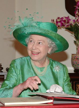 The Queen | Apparently, green is one of her favourite colour… | Flickr Royal Family Portrait, Happy Hat, Queen Hat, Queen E, Rainha Elizabeth Ii, Hm The Queen, Royal Wedding Dress, Royal Queen, Elisabeth Ii