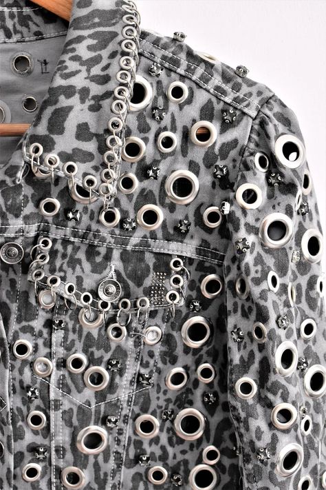 Leo Design, Deconstruction Fashion, Studded Denim Jacket, Shoulder Jewelry, Studs And Spikes, Estilo Swag, Custom Denim Jacket, Queen Outfit, Leopard Coat