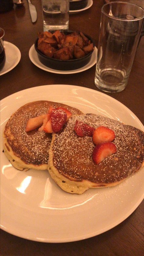 Pancakes topped with strawberries Pancakes Strawberry, French Toast Waffles, Food Boards, Bon Appetite, Vanilla Chocolate, Unhealthy Food, Yummy Foods, Om Nom, Bon Appetit