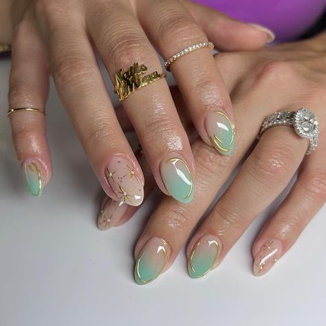 Gold And Mint Nails, Mint Green Nails Almond Shape, Nails Mint Green Design, Pale Mint Green Nails, Pista Colour Nail Art, Mint Green Aura Nails, Pastel Mint Green Nails, Spring Nails Mint Green, Pista Green Nails