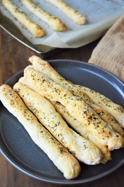 Gluten Free Breadsticks (Both Crunchy & Soft) - The Gluten Free Kids Gluten Free Bread Sticks Easy, Almond Flour Breadsticks, Gluten Free Bread Sticks, Leeks Recipe Healthy, Easy Snack Appetizers, Snack Appetizers, Gluten Free Breadsticks, Breadsticks Easy, Gluten Free Quick Bread