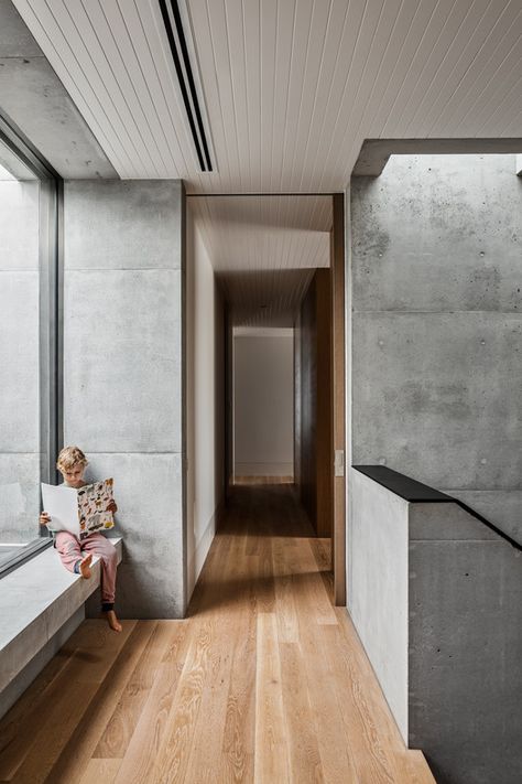 Mermaid Beach Residence / BE Architecture | ArchDaily Off Form Concrete, Be Architecture, Queenslander Architecture, Brutalist Interior, Architecture Elevation, Concrete Walls, Timber Panelling, Mermaid Beach, Timber Cladding