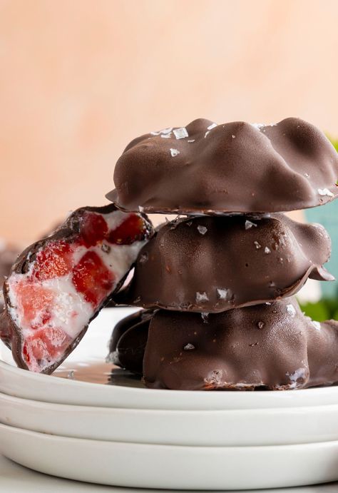 Strawberry Yogurt Clusters, Strawberry Clusters, Yogurt Clusters, Scotcheroos Recipe, Yogurt Chocolate, Breaking Fast, Chocolate Clusters, Frozen Yogurt Recipes, Greek Yogurt Flavors