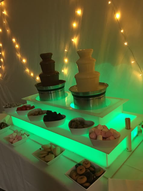 Prom Food Table Ideas, Desserts For Sweet 16, Food For Quinceanera, Birthday Party Must Haves, Sweet 16 Food Ideas Dinners, Quince Food Ideas, Quince Snack Table, Quinceañera Food, Sweet 16 Color Schemes