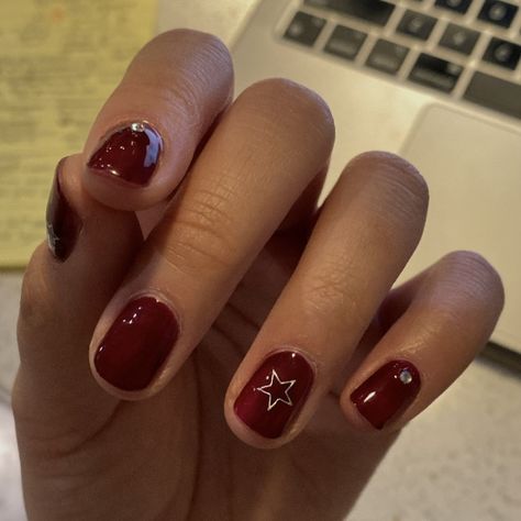 fall nails, nails for fall, nail inspo, short nails, red, red nails inspo, fall 2023, gilmore girls nails, classy nails, nail inspiration, nail photo, nail art, nail ideas 2023 Dark Red Gel Nails Short, Fire Nails Short, Gilmore Girls Nails, Fall Nail Inspo Short, Photo Nail Art, Short Nails Red, Nail Inspo Short Nails, Nails Inspo Fall, Red Nails Inspo