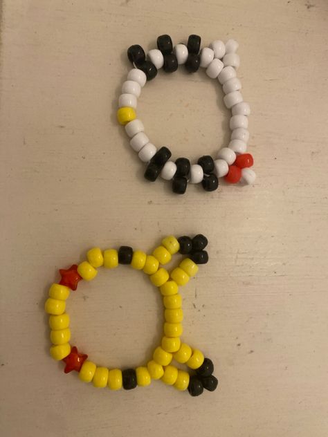 i love these sm but they look odd cause i hace a timy wrist wnd just simply couldnt do 30 beads 😭 Cincin Diy, Diy Kandi Bracelets, Diy Beaded Rings, Pretty Jewelry Necklaces, Bracelet Craft Diy, Diy Jewelry Unique, Bead Charms Diy, Beaded Necklace Diy, Diy Bracelets Easy