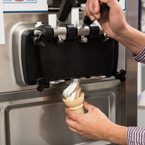 Soft Serve Ice Cream Recipes Machine, Soft Serve Ice Cream Shop, Commercial Ice Cream Machine, Soft Serve Ice Cream Recipes, Cafe Ice Cream, Soft Serve Ice Cream Machine, Soft Serve Machine, Ice Cream Recipes Machine, Ice Cream Mix