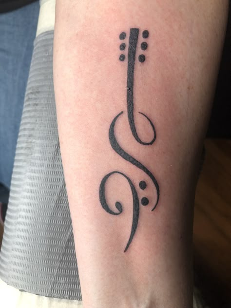 Got this classy, sleek, sharp outline guitar with music note. It’s also my initial “S”. I’m in love! Music Sister Tattoo, Music Note Guitar Tattoo, Guitar With Music Notes Tattoo, Music Shoulder Tattoos For Women, Guitar Mehndi Design, Memorial Music Tattoo, Guitar Music Tattoo, Music Tattoo Guitar, Guitar Tatoos Ideas