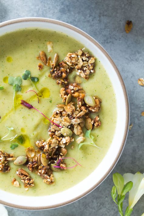 Romanesco Soup with Za'atar Granola http://www.lepetiteats.com/romanesco-soup-with-zaatar-granola/ Easy Vegetarian Dinner Recipes, Lunch Soup, Vegetarian Dinner Recipes, Grilled Vegetable Recipes, Plant Based Soups, Easy Vegetarian Dinner, Healthy Vegetable Recipes, Za Atar, Meatless Dinner