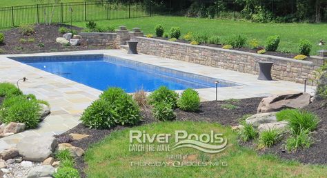 Landscape Ideas Retaining Wall, Pools With Retaining Walls Sloped Backyard, Pool Retaining Wall, Hillside Pool, Landscaping Around Pool, Pool Landscape Ideas, Inground Pool Landscaping, Simple Pool, Rectangle Pool