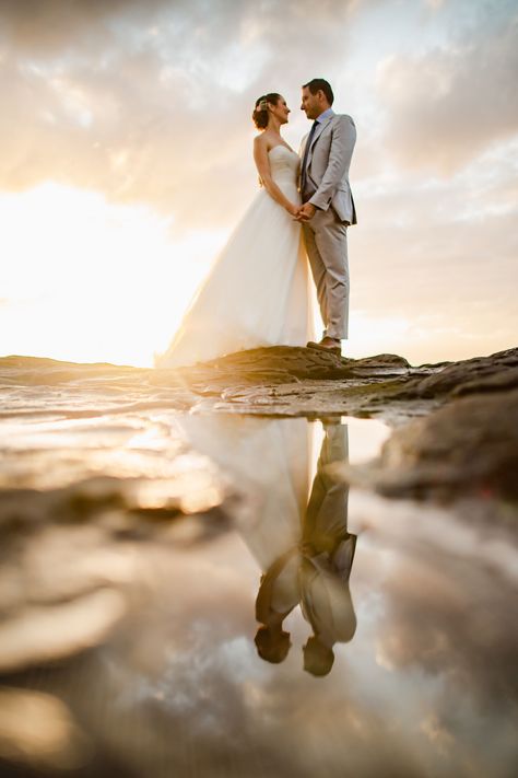 Wedding Couple Beach Photos, Hawaiian Wedding Pictures, Outdoor Wedding Beach Ideas, Wedding Ocean Pictures, Sea Wedding Photography, Destination Wedding Pictures Photo Ideas, Beach Wedding Photography Poses Couple, Family Wedding Beach Photos, Beach Wedding Inspo Pictures