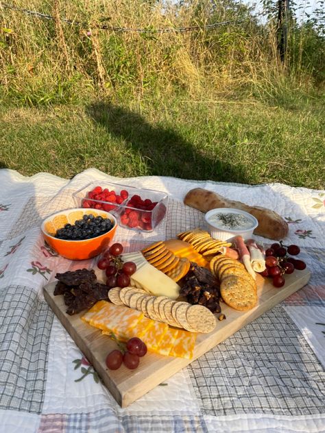 Picnic Grazing Board, Charcuterie Board Picnic Ideas, Picnic Board Ideas, Cheese Board Picnic, Picnic In Woods, Charcuterie Board Picnic, Picnic Cheese Board, Picnic Charcuterie Board, Charcuterie Board Aesthetic