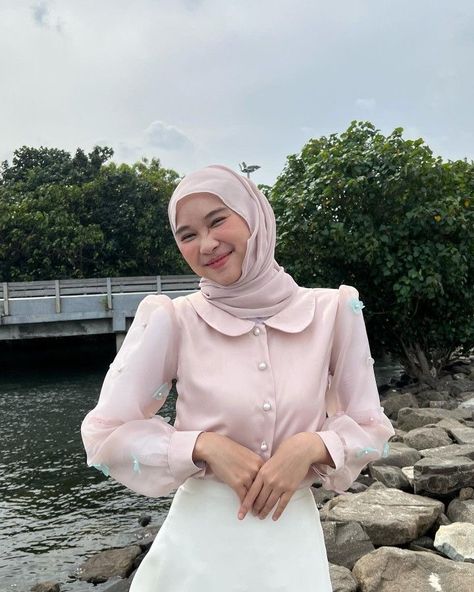 Soft Pink Outfit Hijab, Cream Outfit Hijab, Pink Hijab Outfit, Outfit Muslim, Cream Outfit, Singapore Fashion, Hijab Style Casual, Pose Idea, Casual Hijab