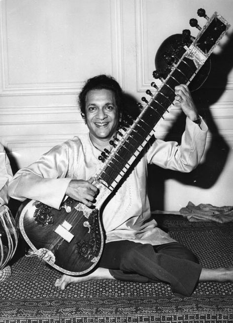 Pandit Ravi Shankar, Sitar Instrument, 60s Pictures, Indian Musical Instruments, Ravi Shankar, Indian Classical Music, Indian Music, Learn To Play Guitar, American Universities