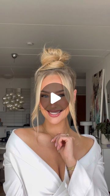 𝔼𝕝𝕝𝕚𝕟𝕠𝕣 ℝ𝕠𝕤𝕒𝕟𝕕𝕖𝕣 🦋 on Instagram: "A great recipe for a messy bun!🌪️  #hairtutorial #hairstyling #messybun" Messy Top Bun, Top Knot Bun How To, Top Knot Bun, Knot Bun, Messy Bun, Top Knot, Hair Tutorial, Great Recipes, Hair Styles