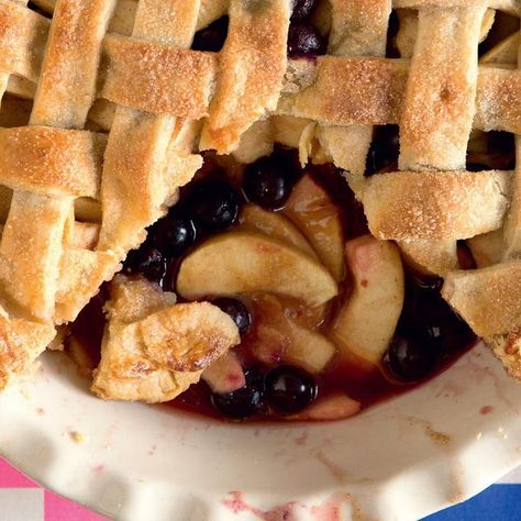 Apple Huckleberry ‘Three Generations’ Pie - The Happy Foodie Apple Huckleberry Pie, Huckleberry Apple Pie, Huckleberry Recipes, Pastry Fruit, Pie Recipe Easy, Family Generations, Making Apple Pie, American Apple Pie, Huckleberry Pie