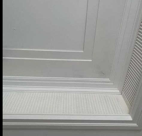 Pop Moulding Design On Ceiling, Fluted Crown Molding, Ceiling Trim Detail, Simple Cornice Ceiling, Fluted Ceiling Design, Pop Moulding Ceiling, Cornice Ceiling Design, Cornice Design Ceilings, Pop Molding Design