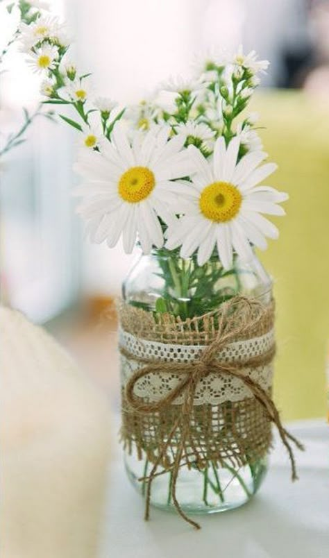 Spring Wedding Centerpieces, Summer Wedding Flowers, Creative Wedding Favors, Daisy Party, Deco Champetre, Summer Wedding Decorations, Elegant Wedding Favors, Daisy Wedding, Wedding Favors Cheap