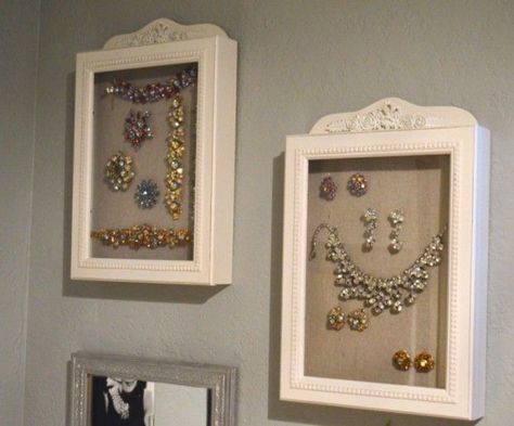 Easy Jewelry Display idea Stella and Dot trunk show ideas vintage costume jewelry collection display MyMommaToldMe.com Fashion Show Ideas, Jewelry Display Ideas, Vintage Jewelry Display, Show Ideas, Jewerly Displays, Vintage Jewelry Ideas, Vintage Jewelry Repurposed, Display Frames, Walmart Jewelry