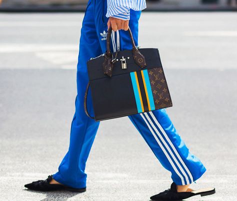 track-pants-street-style Classic Pants Outfit, Blue Adidas Pants, Pants Street Style, What Boys Like, Street Style Ideas, Linda Tol, Looks Adidas, Sports Mix, Cozy Pants