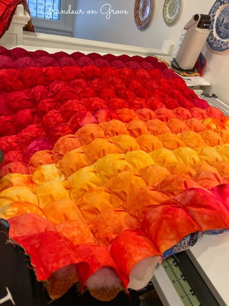 Rainbow Puff Quilt, Bubble Blanket Diy Puffy Quilt, Puff Quilt Diy, Puff Quilts For Beginners, Biscuit Quilt Tutorial, Puffer Quilt, Puff Quilt Pattern, Puff Quilts, Puff Pillow