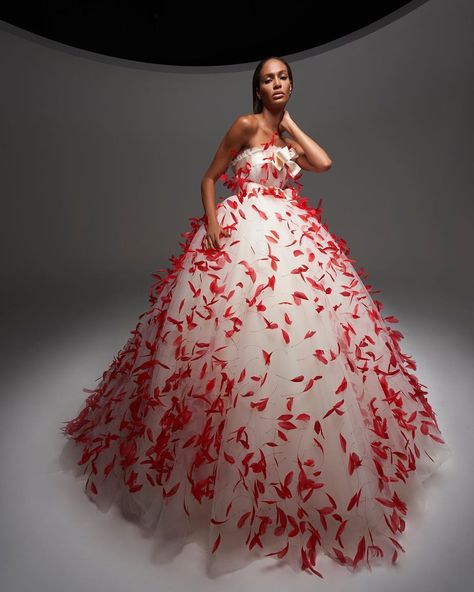 Feather Dresses | GRAZIA Magazine | Giambattista Valli's Fantastical Dreams And Impossible Gowns Live On - Grazia Giambattista Valli Couture, Giambattista Valli Haute Couture, Couture Looks, Joan Smalls, Haute Couture Dresses, Couture Mode, Couture Week, Giambattista Valli, Couture Gowns