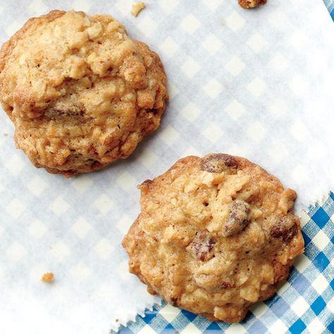 For those who can't choose between chocolate chip or oatmeal as their favorite cookie, here is the ultimate compromise. The cookie jar won't stay full for long. Eclair Dessert, Chicken Tortillas, Martha Stewart Recipes, Chocolate Pecan Pie, Chocolate Eclair, Oatmeal Chocolate Chip, Pecan Cookies, Oatmeal Chocolate, Chewy Chocolate Chip