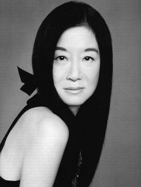 Vera Wang is an American fashion designer based in New York City. Vera Ellen Wang was born and raised in New York City, and is of Chinese descent. Beginning in 1970, Wang was a senior fashion editor for Vogue but left Vogue after being turned down for the editor-in-chief position currently filled by Anna Wintour and joined Ralph Lauren as a design director. After that, she was awarded for many of the prizes in the fashion industry. Best Fashion Designers, Chelsea Clinton, Fashion Designers Famous, American Fashion Designers, Elsa Peretti, Claudia Schiffer, Top Design Fashion, Famous Fashion, Famous Designers