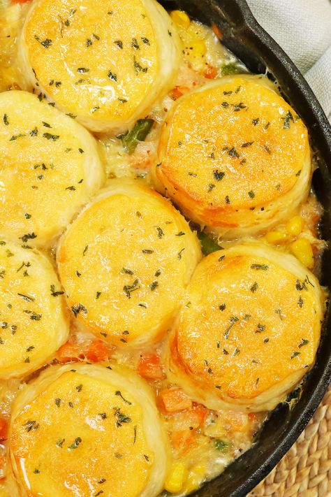 This easy Cheaters Chicken Pot Pie uses some convenient supermarket shortcuts like rotisserie chicken & remade biscuits! Dinner is ready and on the table in under 30 minutes! Frozen Mixed Vegetables, Domestic Geek, Homemade Chicken Pot Pie, Easy Chicken Pot Pie, Healthy Chicken Dinner, Cooking Chicken To Shred, Pot Pies Recipes, Large Oven, Chicken Pot Pie Recipes