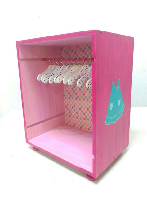 #armario para muñecas con #caja de vino Fire Crafts, Barbie House Furniture, Doll Carrier, Diy Crafts Paper Flowers, Barbie Diy, Barbie House, Baby Born, Little House, Girl's Room