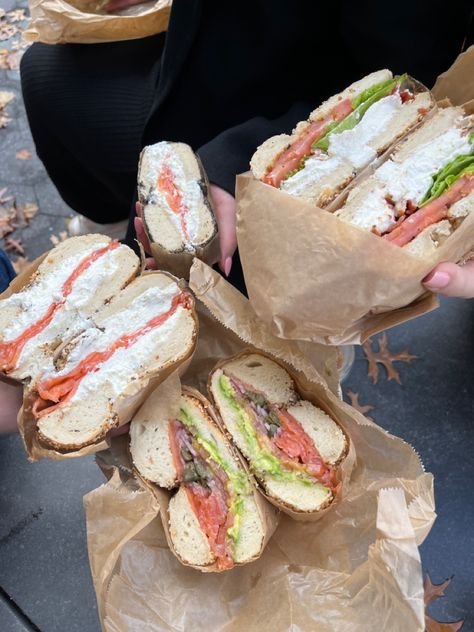 New York Bagel Sandwich, New York Aesthetic Food, New York Bagels Aesthetic, Nyc Bagel Aesthetic, New York Sandwiches, New York Pizza Aesthetic, Bagel New York, Bagels Aesthetic, Everything Bagel Cream Cheese