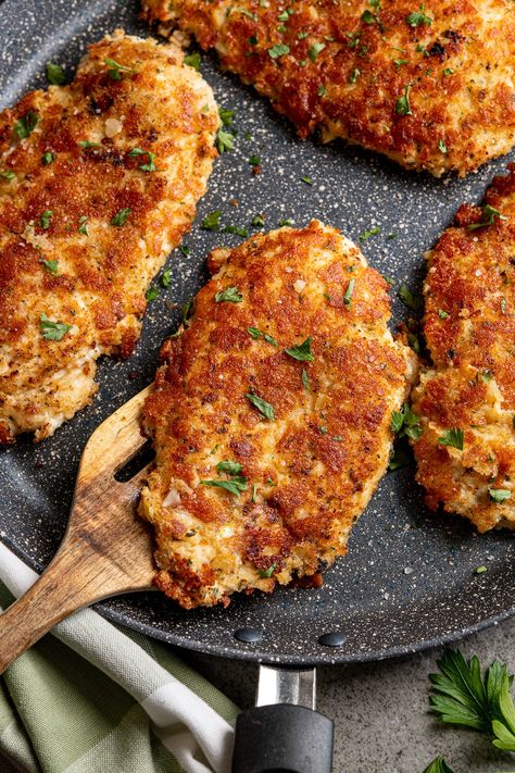 Golden Parmesan Crusted Chicken - tender chicken cutlets coated in parmesan, breadcrumbs, seasoning, and pan-fried until perfectly golden. #slimmingeats #weightwatchers #chicken #parmesan #cutlets Easy Tomato Pasta Sauce, Parmesan Crusted Chicken Breast, Crusted Chicken Tenders, Chicken Cutlet Recipes, Breaded Chicken Cutlets, Cutlets Recipes, Pan Seared Chicken, Chicken Tender, Pan Fried Chicken